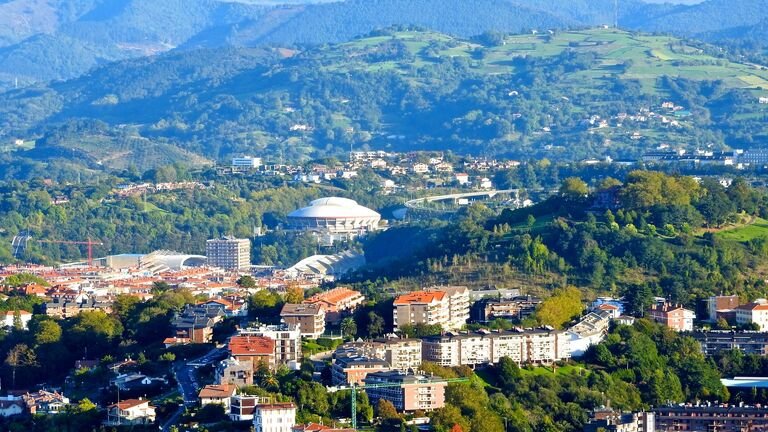 Vista panorámica de Donostia / San Sebastián con los barrios del sur y los montes de Gipuzkoa al fondo
